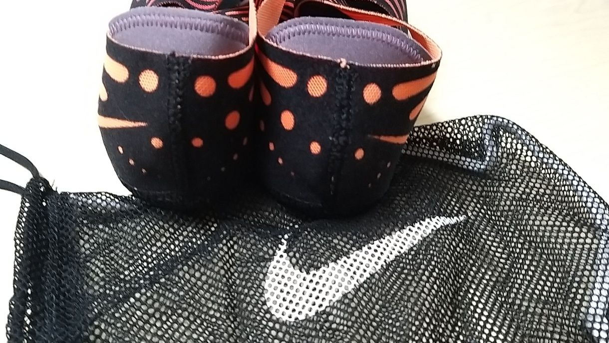 Meias Adidas antiderrapantes.