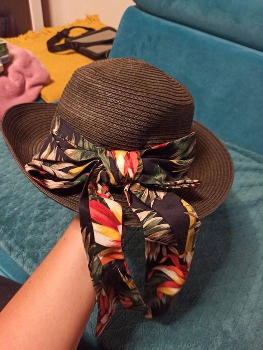 Czarny kapelusz Anna Field kwiatowa kokarda