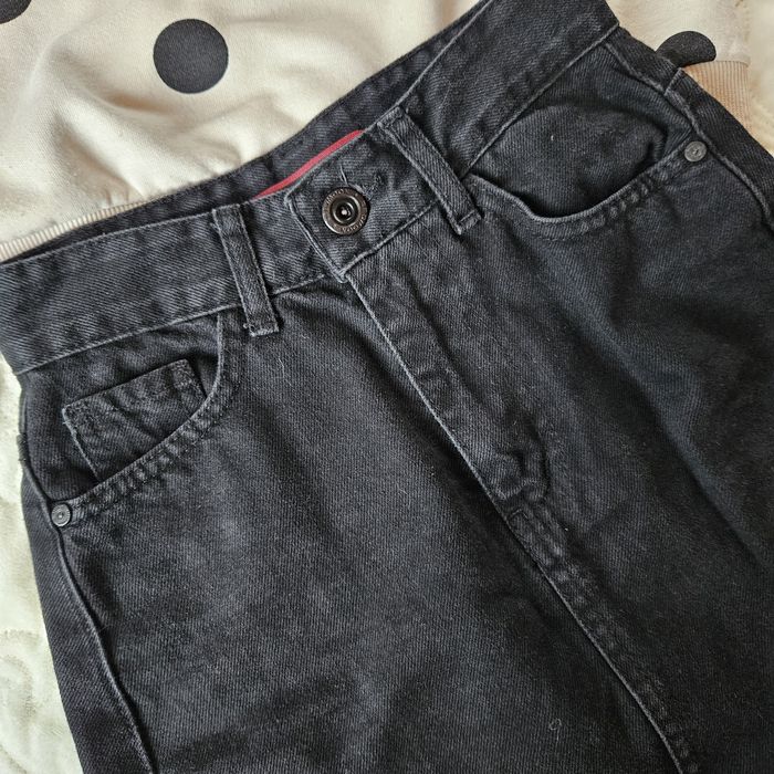 Чорна довга джинсова спідниця з розрізом збоку