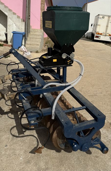 Semeador pneumatico com rolo compactador