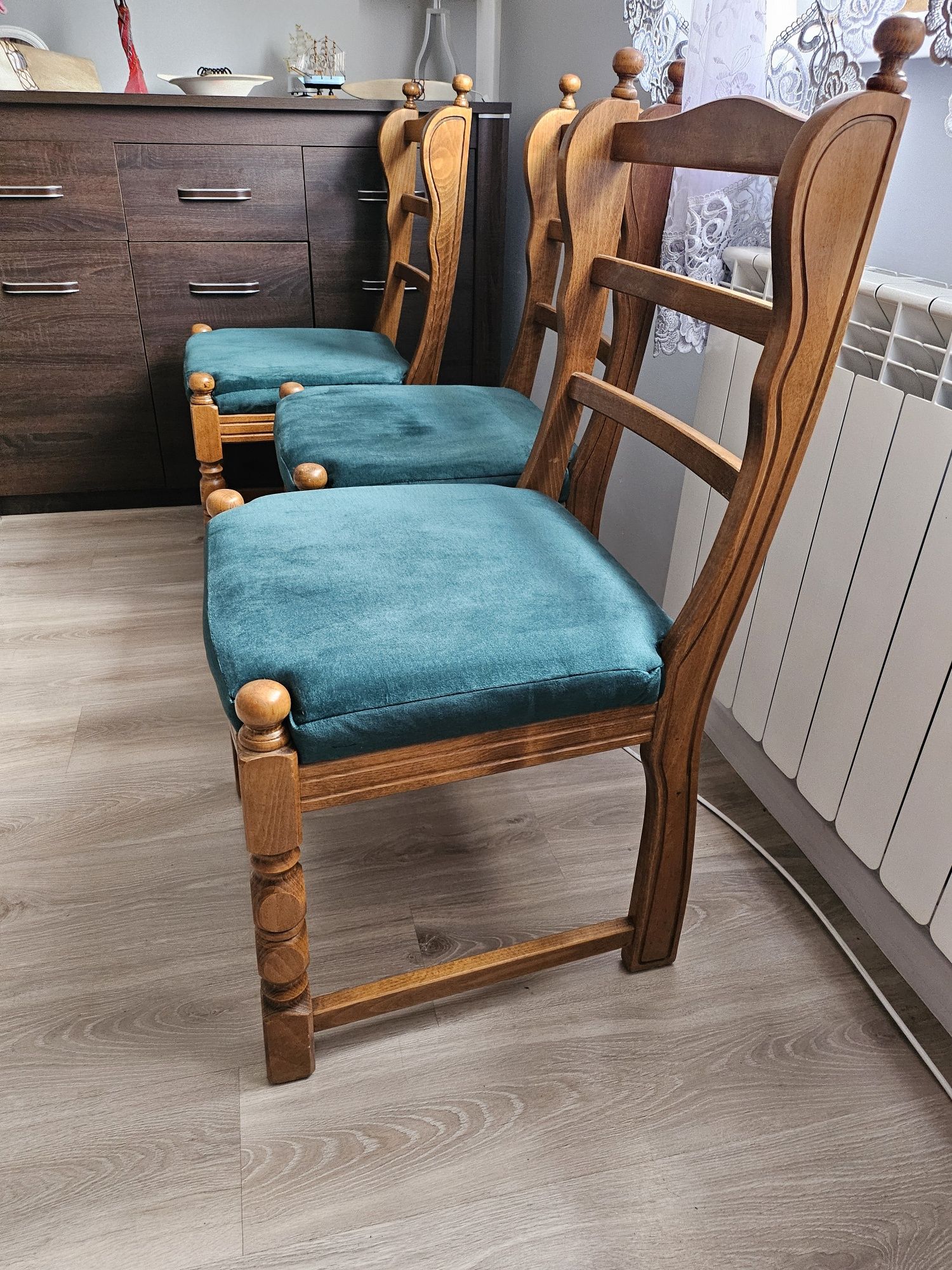 Dębowe drewniane krzesła tapicerowane butelkowa zieleń welur