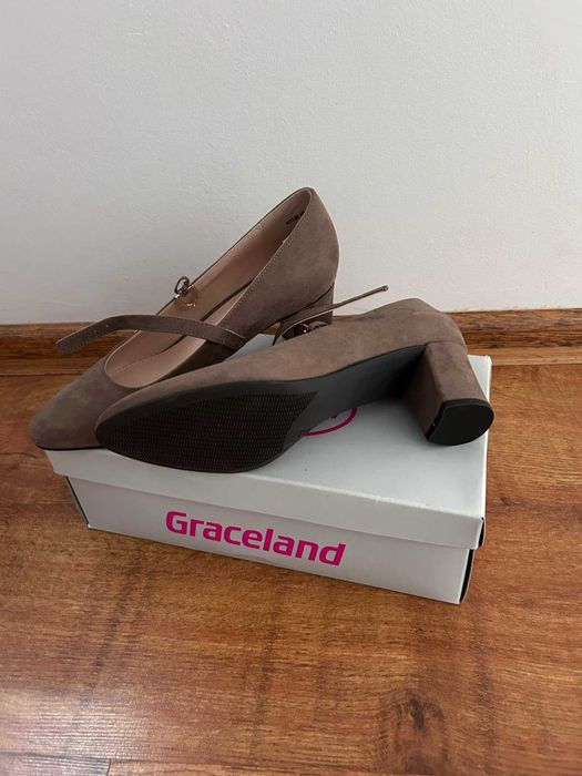 Nowe buty półbuty na obcasie zapinane na kostce Graceland 39