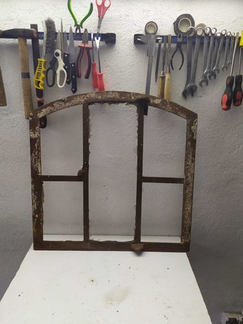 Stare metalowe okno stara rama okienna żeliwna nr 84