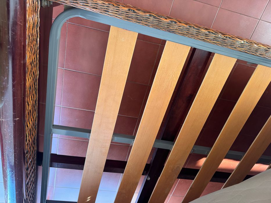 Cama de casal em ótimo estado com criado mudo e com móvel com gavetas