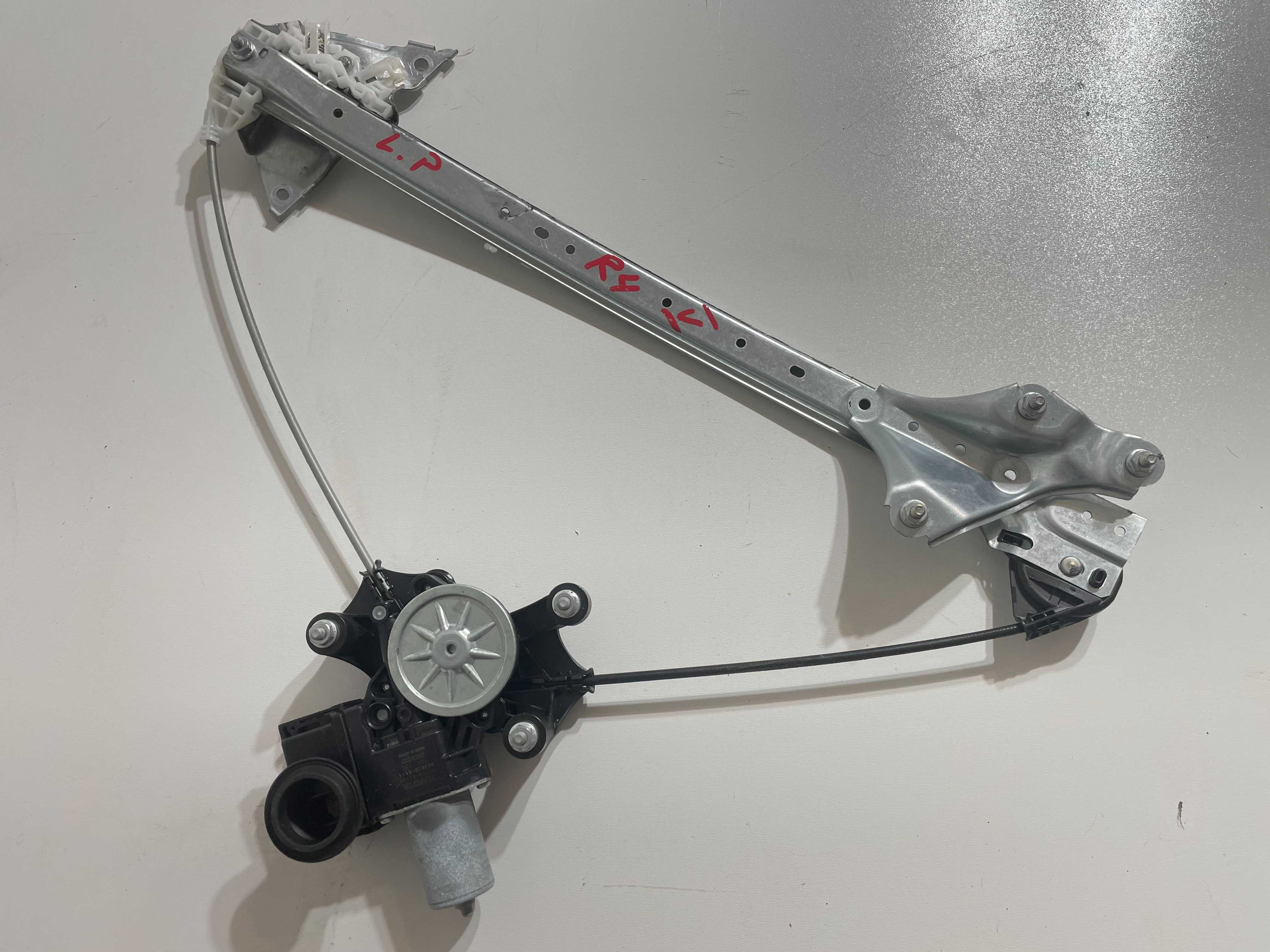 Mechanizm szyby lewy przód podnośnik TOYOTA RAV4 V