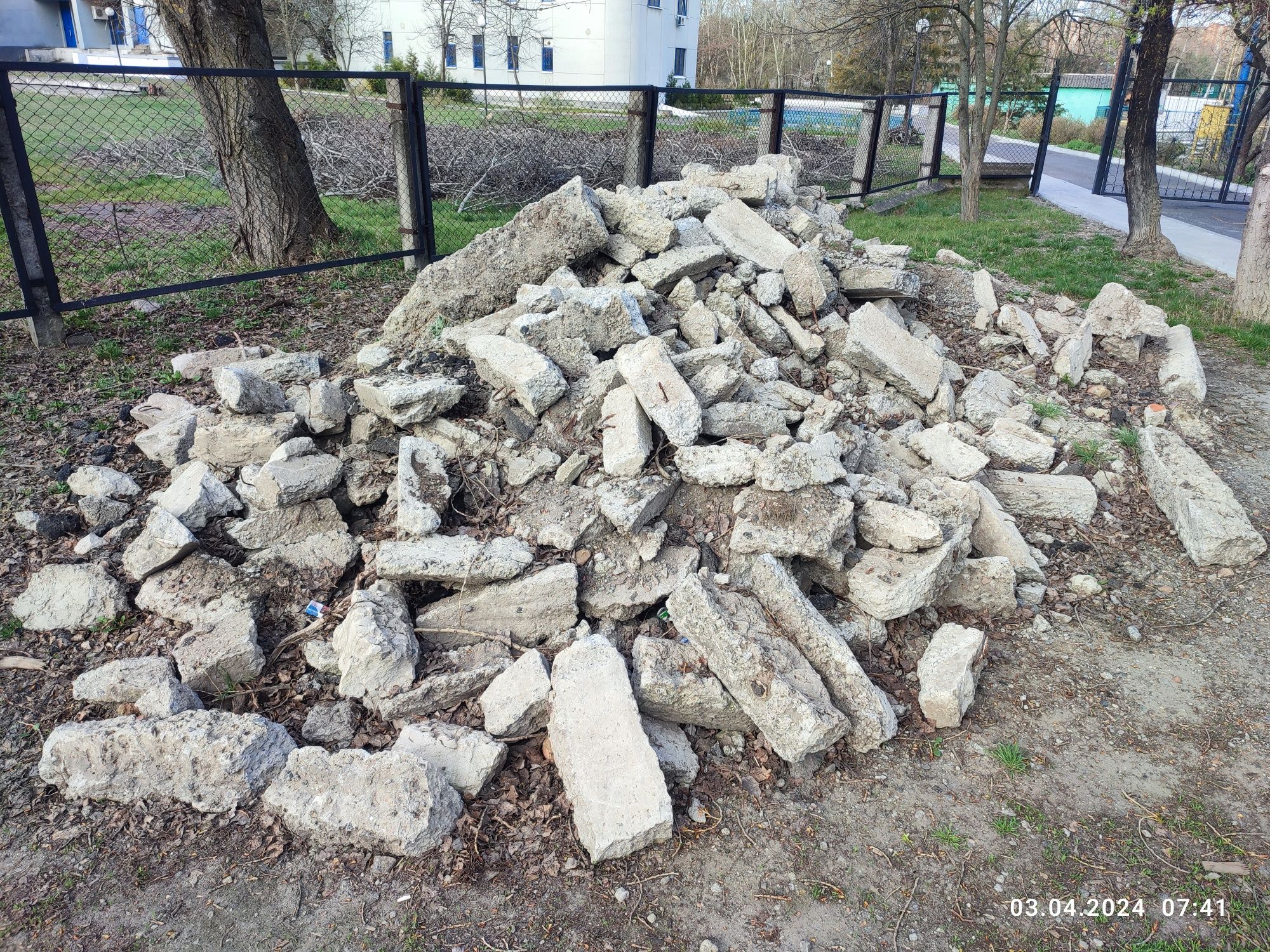 Будівельні залишки (відходи) бардюр, бетон