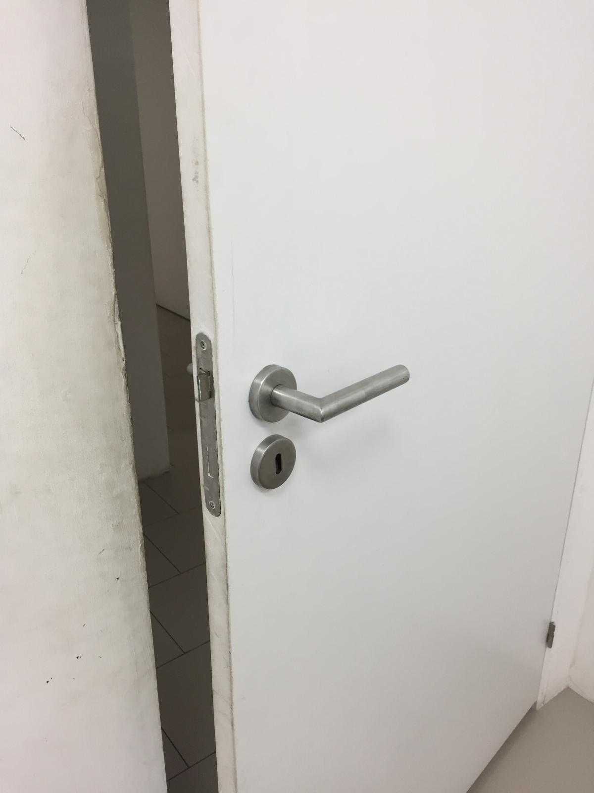 portas de abrir com fechadura e puxador