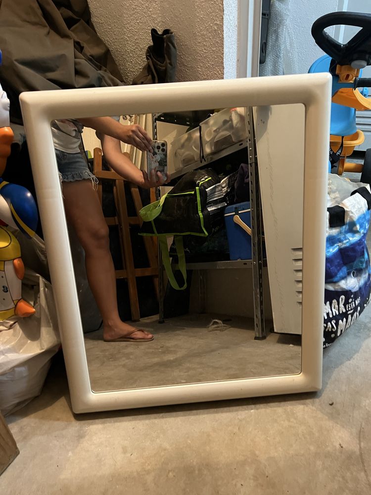 Eapelho grande com moldura em plastico branca