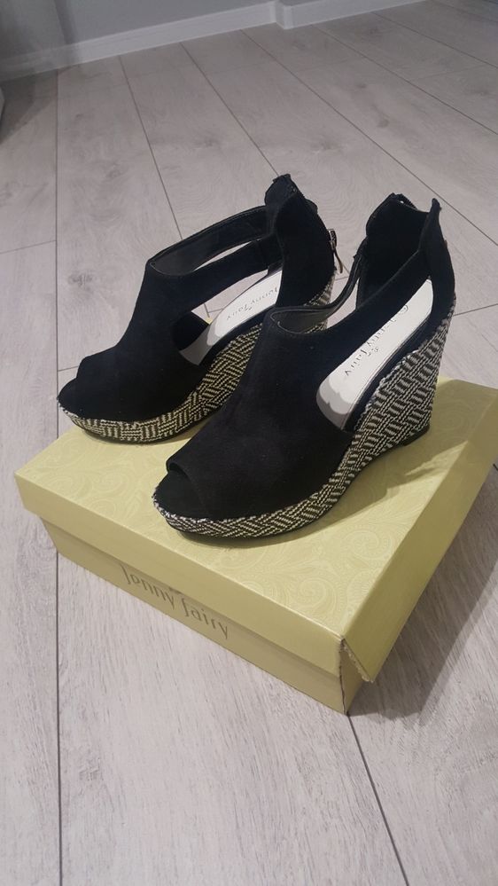 Buty na koturnie