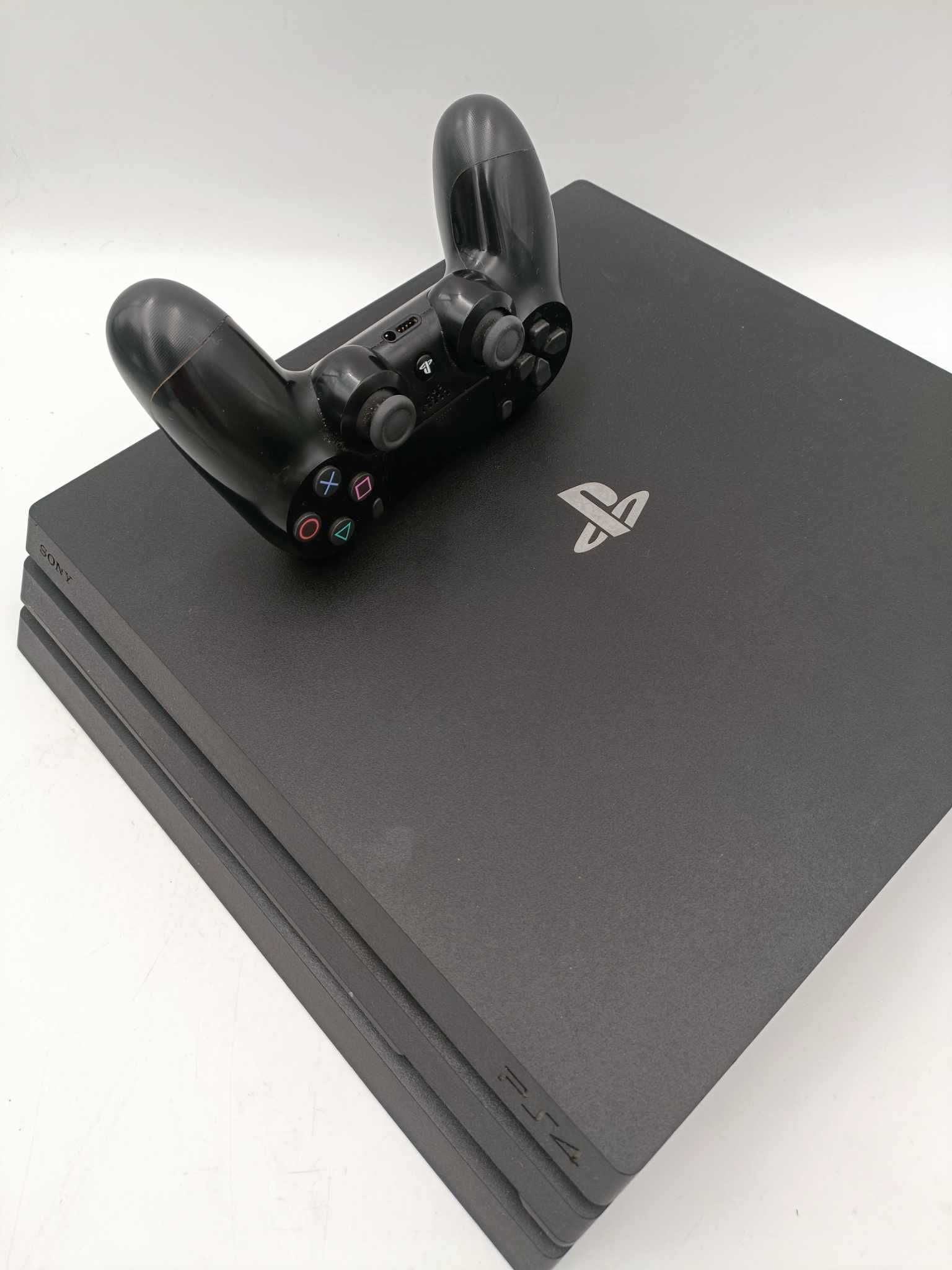 Konsola Sony PlayStation 4 PRO 1 TB CUH-7216B Pad Ładowarka