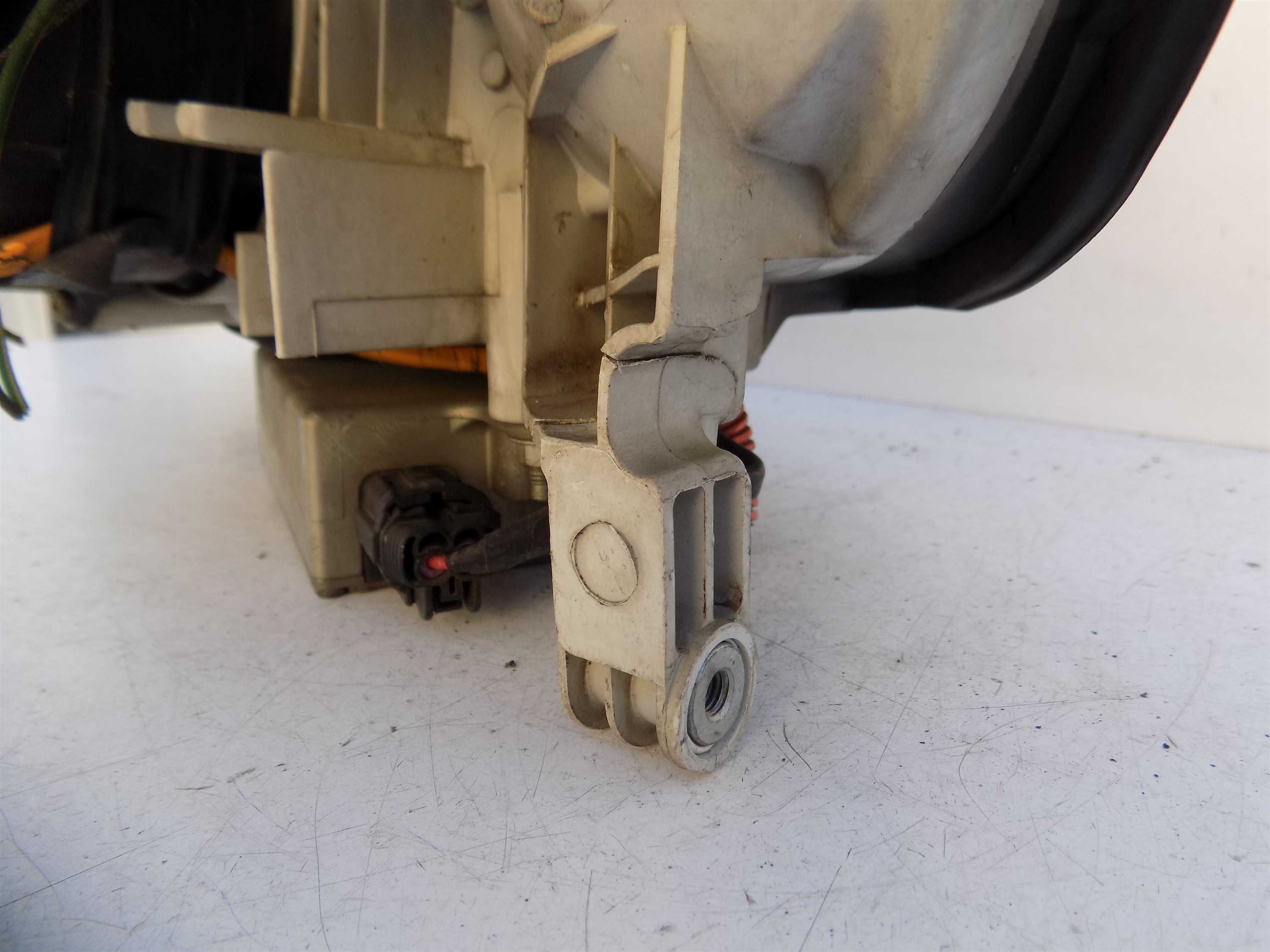 Lampa przód prawa xenon Nissan Maxima V 5 A33 00-04 Europa