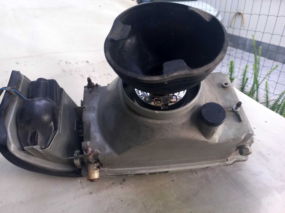 Farol dianteiro FIAT UNO com pisca lado  contrario ao condutor .