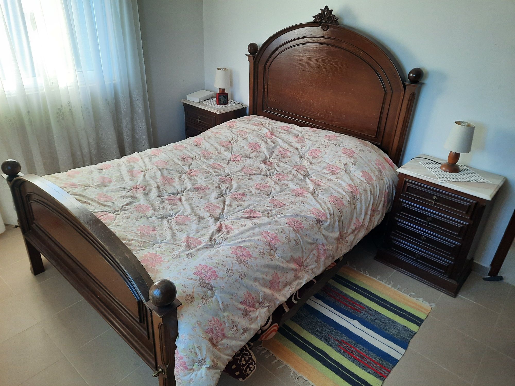 Cama e mesas de cabeceira | Bed and end tables