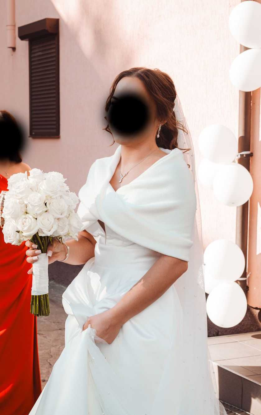 Elegancka suknia ślubna gładka satyna półmatowa, welon perełki bolerko