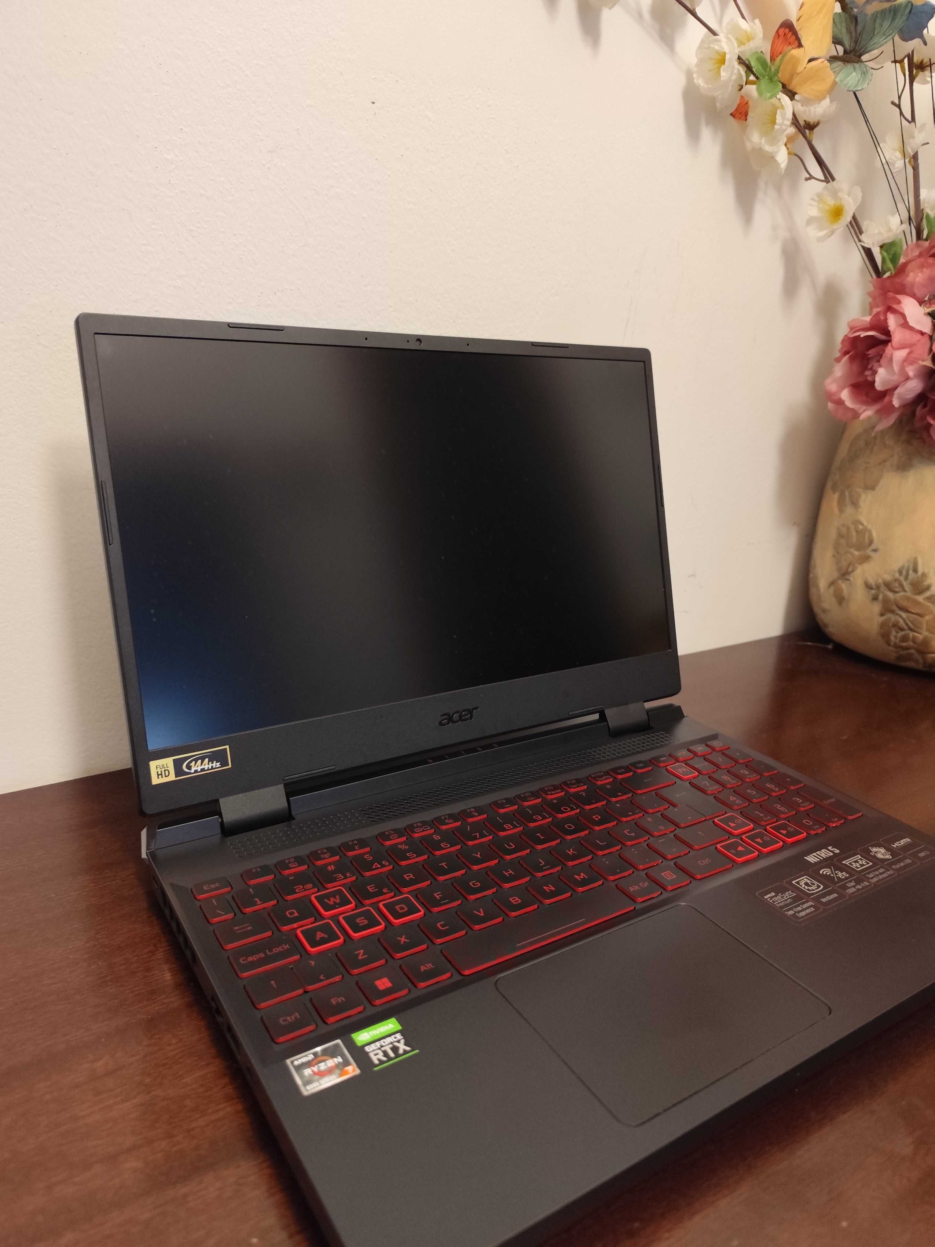 Portátil gaming Acer Nitro 5 com suporte para portátil cooling