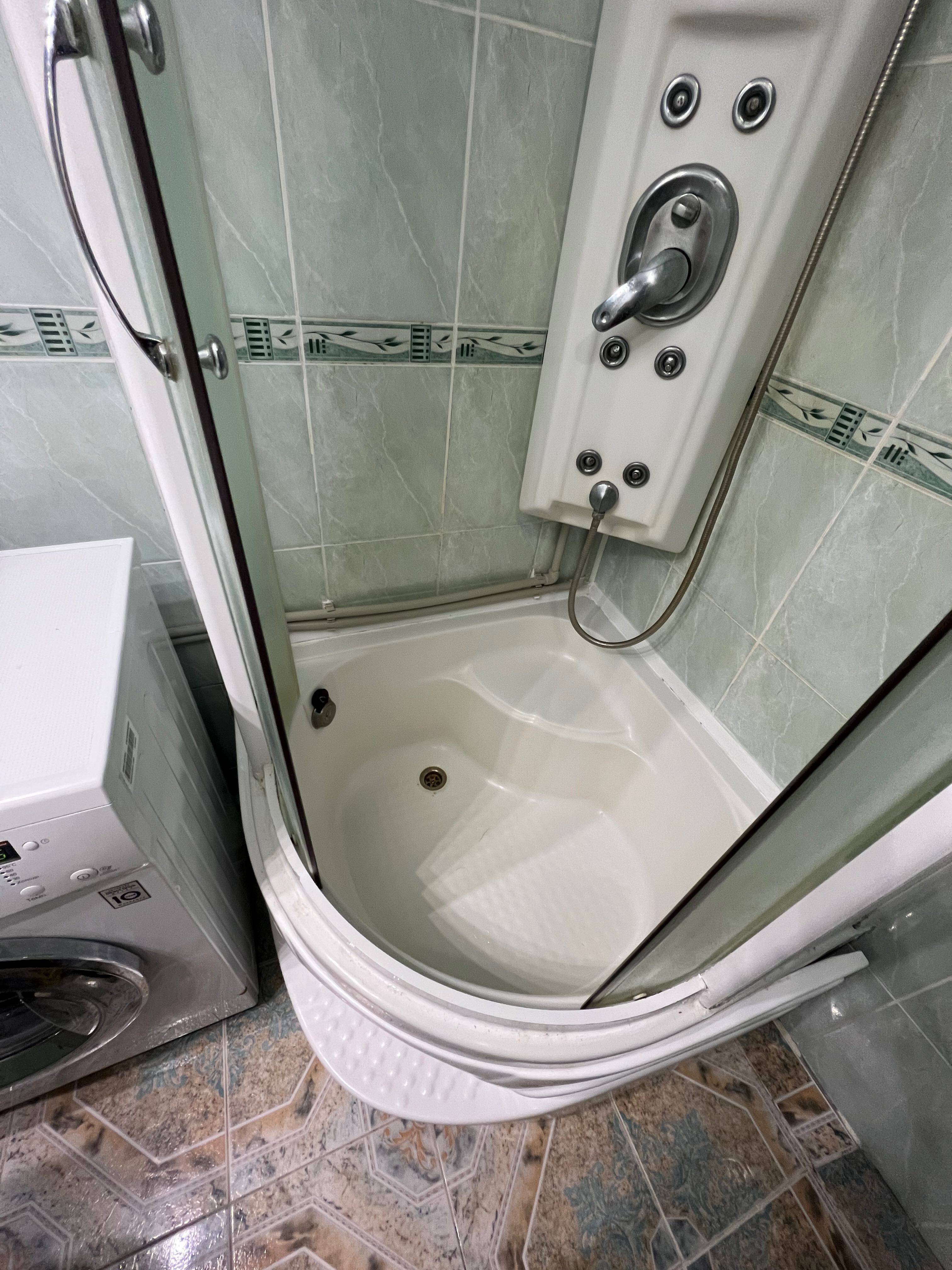 Душева кабіна, скляні двері та піддон 90*90