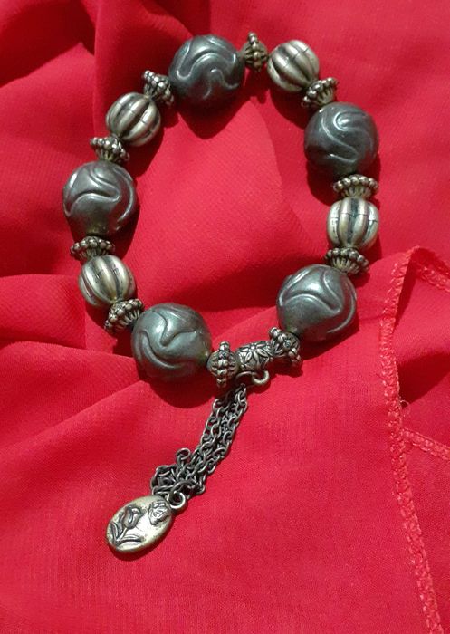 Pulseira de metal com desenhos