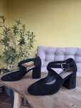 Skórzane buty na obcasie firmy Bata