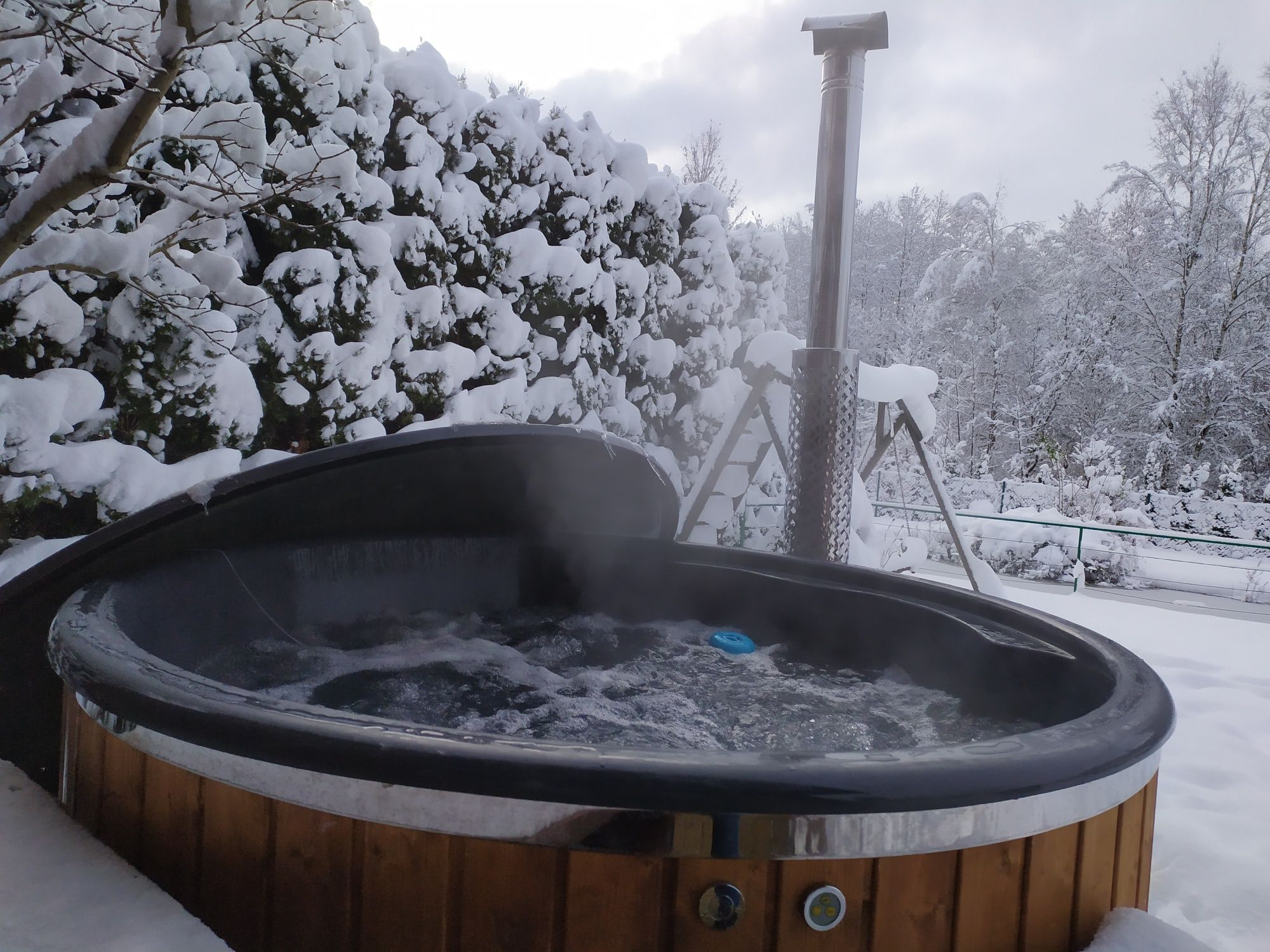 Domek nad stawem (balia i sauna)