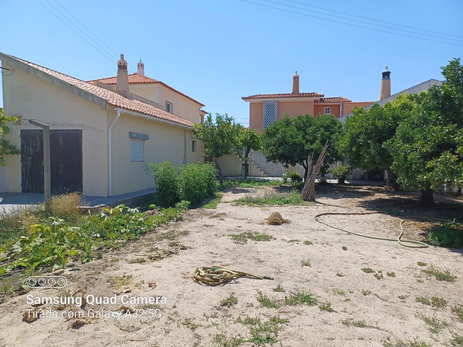 Terreno com anexo em Azeitão