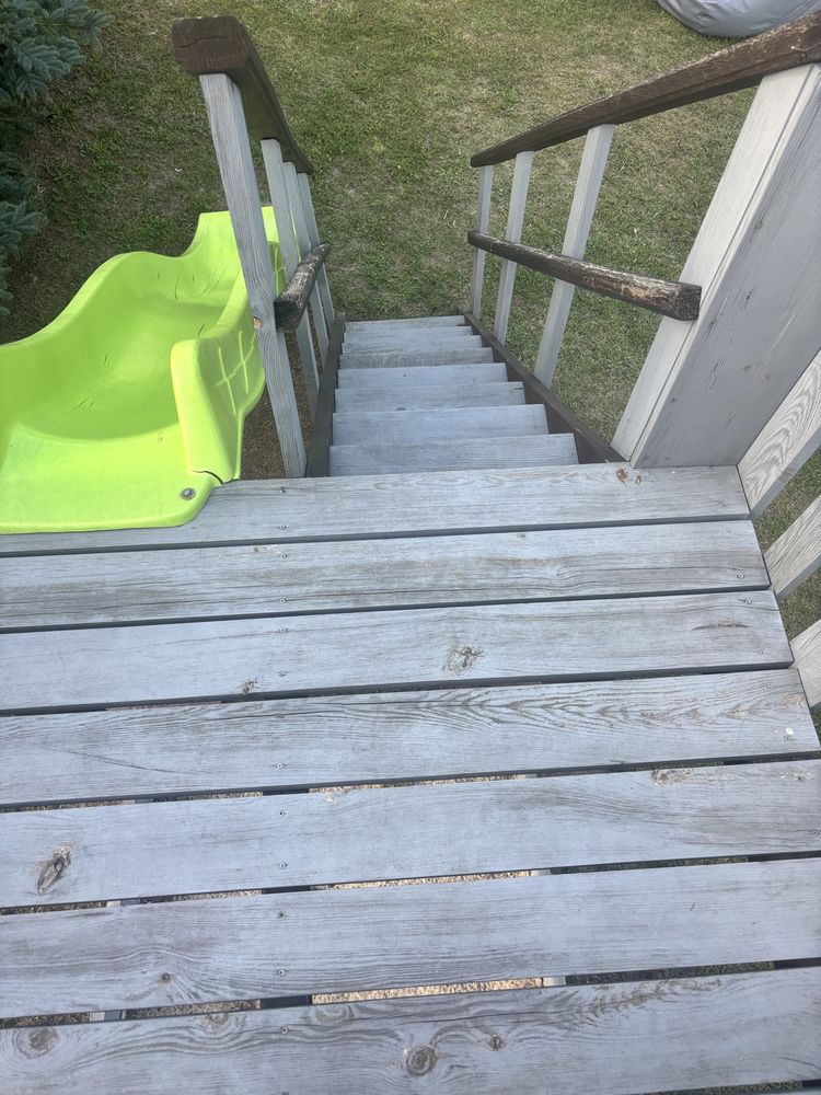 Domek z hustawka zjezdzalnia i scianka duzy plac zabaw