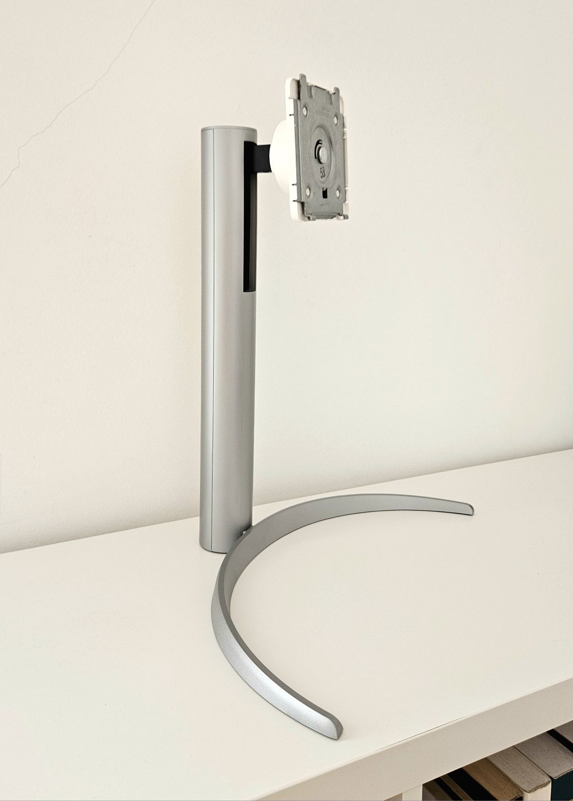 Suporte Monitor LG 27" 27UP650K-W (e similares)