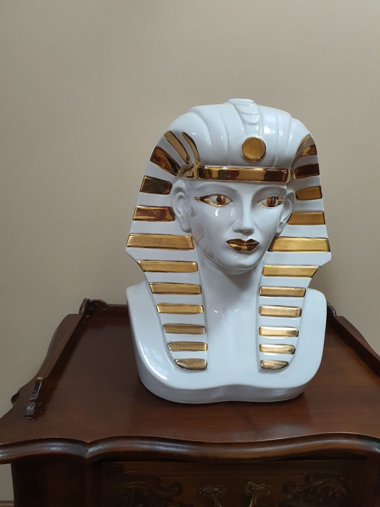 Ogromna Figura Egipska
