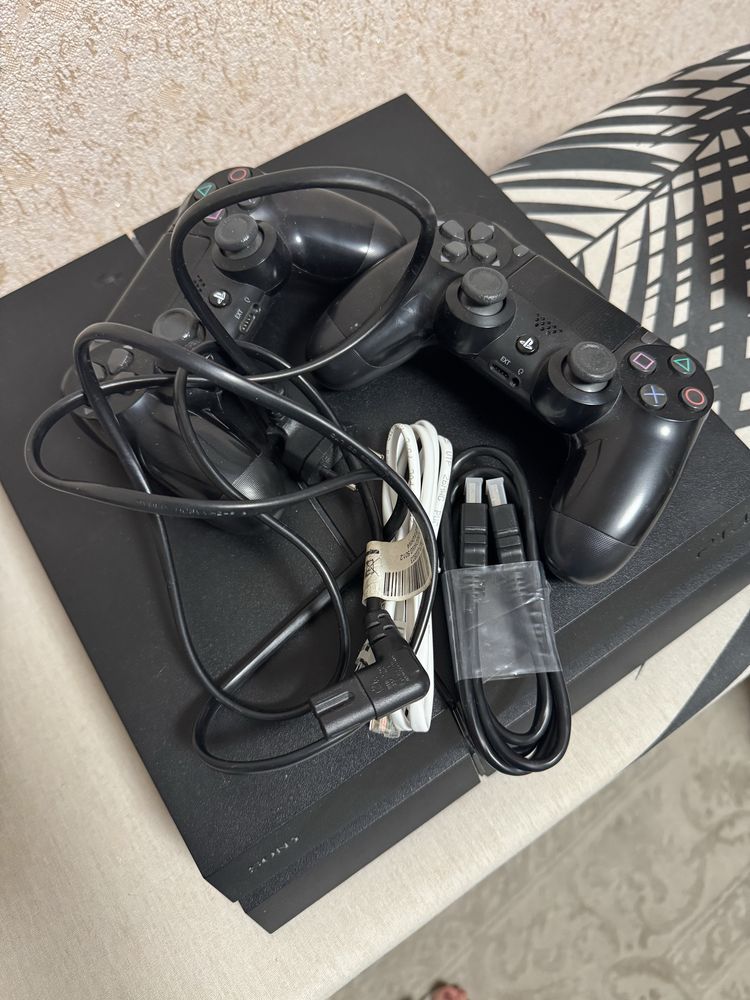 Ігорва приставкаSony PlayStation 4 (PS4) та 2геймпади в подарунок ігри