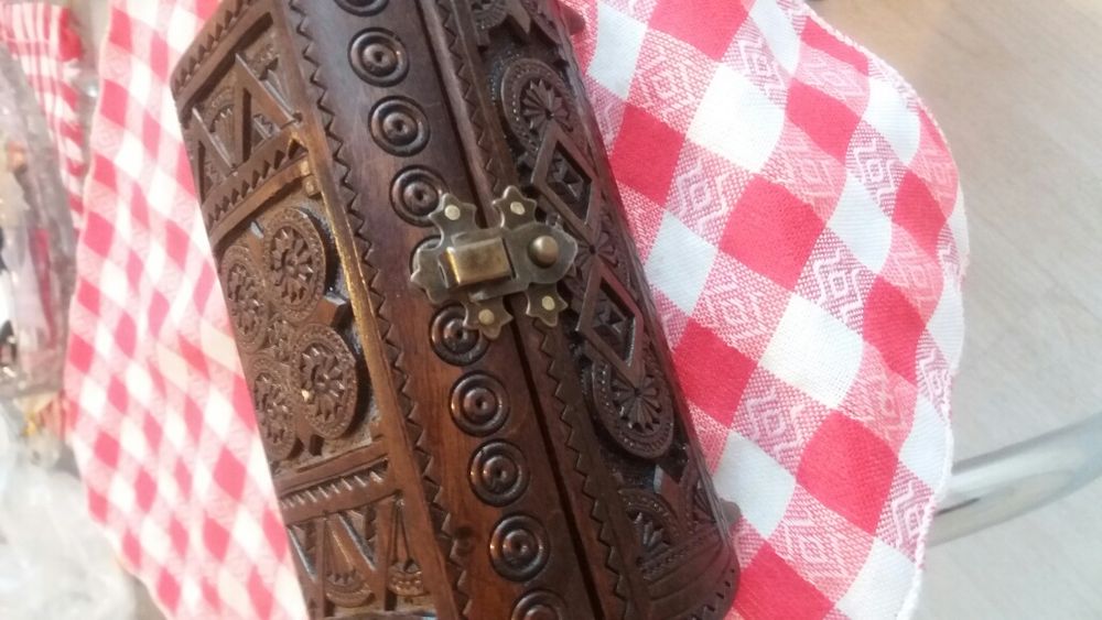 Продам шкатулку из дерева.