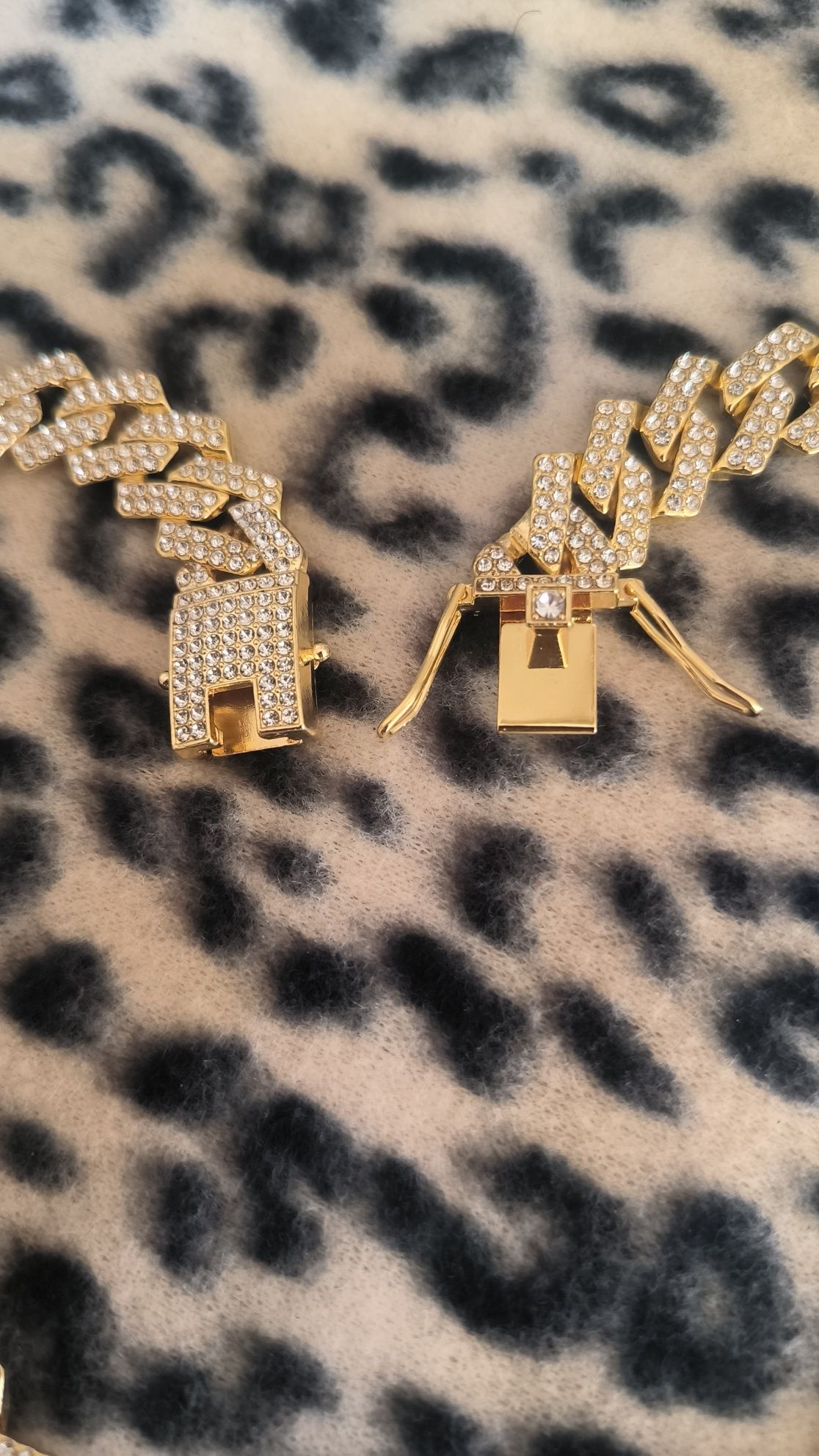 Colar Metal Dourado Com Pistola e Pedras Brilhantes