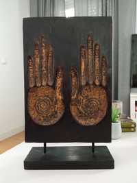 Placa de madeira com mãos