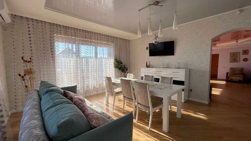 Продається будинок з ділянкою,банею. Зручна локація.