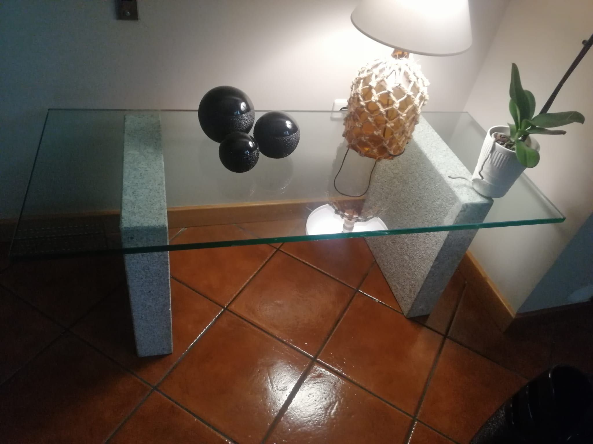 Mesa de apoio em vidro e granito