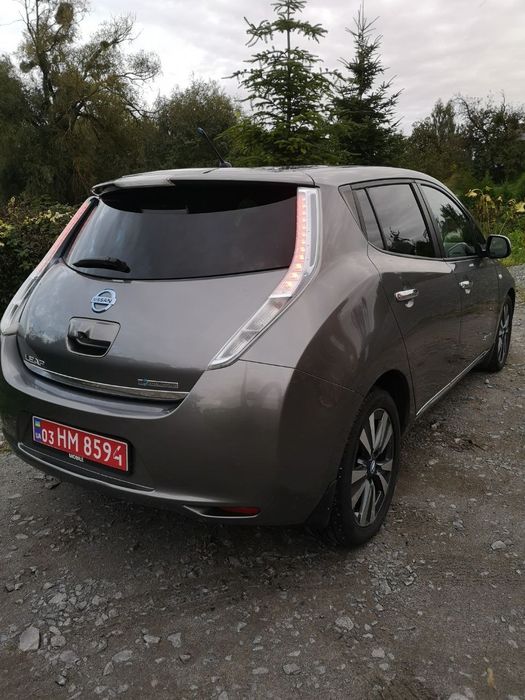 Nissan Leaf 2013 в максимальній комплектації Tekna.