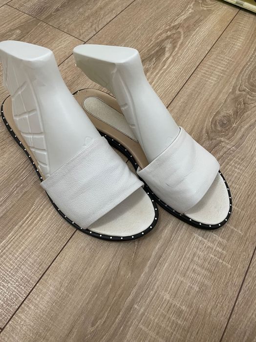 Шкіряні шльопанці