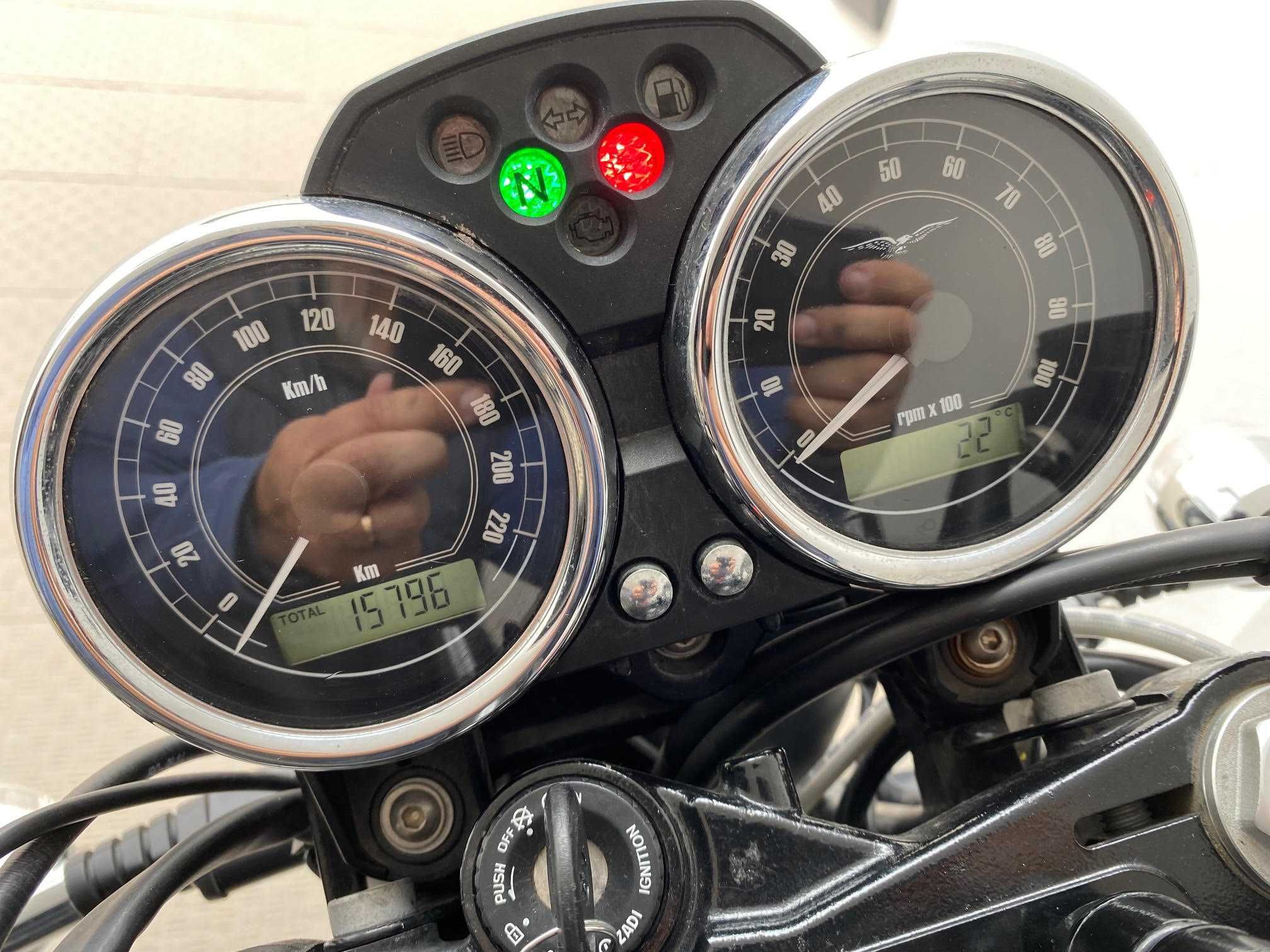Moto Guzzi V7 Stone (Única limitada carta A2)