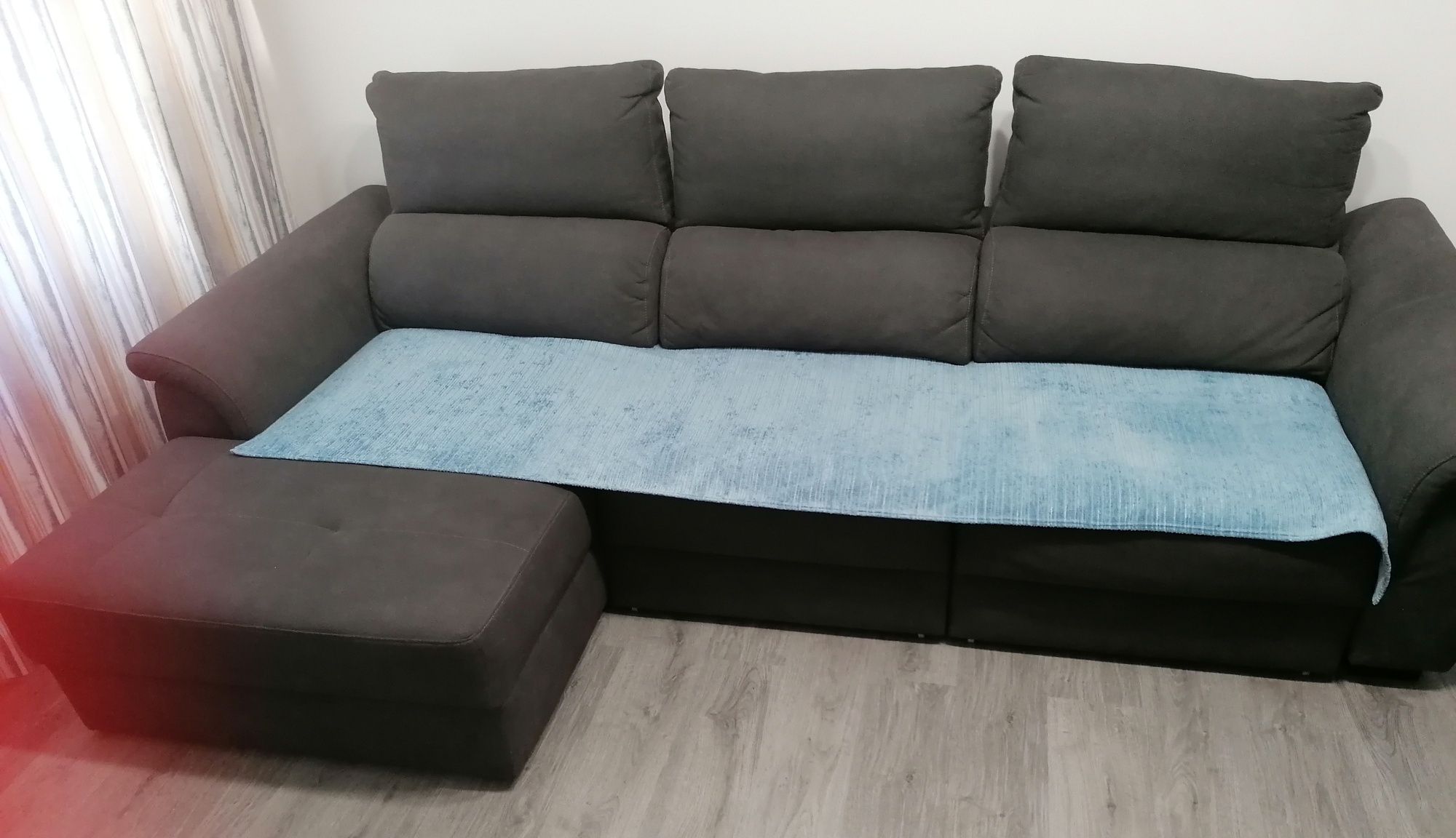 Sofá grande, cinzento