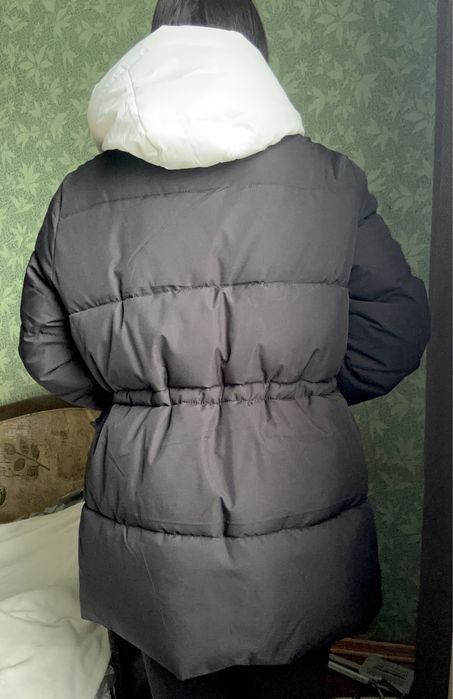 Жіноча чорна зимова куртка