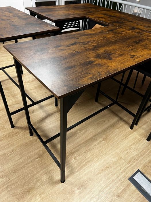 Mesas e bancos de bar (1 conjunto = 1 mesa com 4 bancos cada)