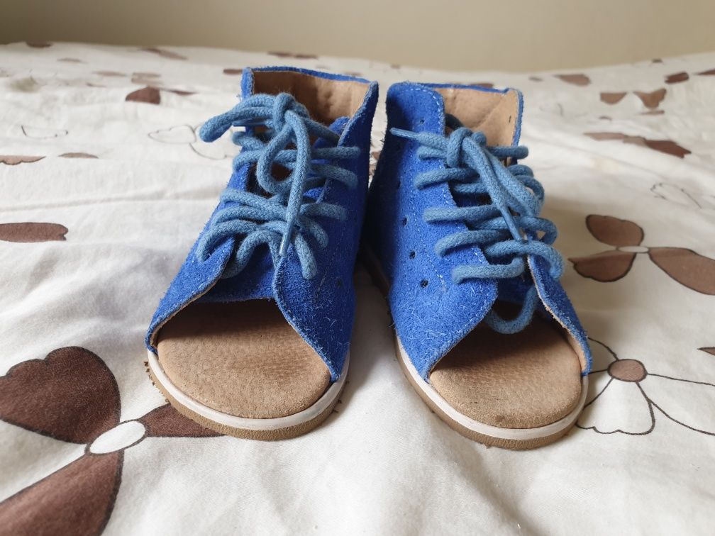 NOWE pierwsze buty kapcie sandały Aurelka r. 22 sznurowane skórzane