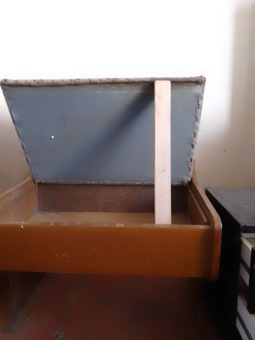 Тумбочка чорного кольору