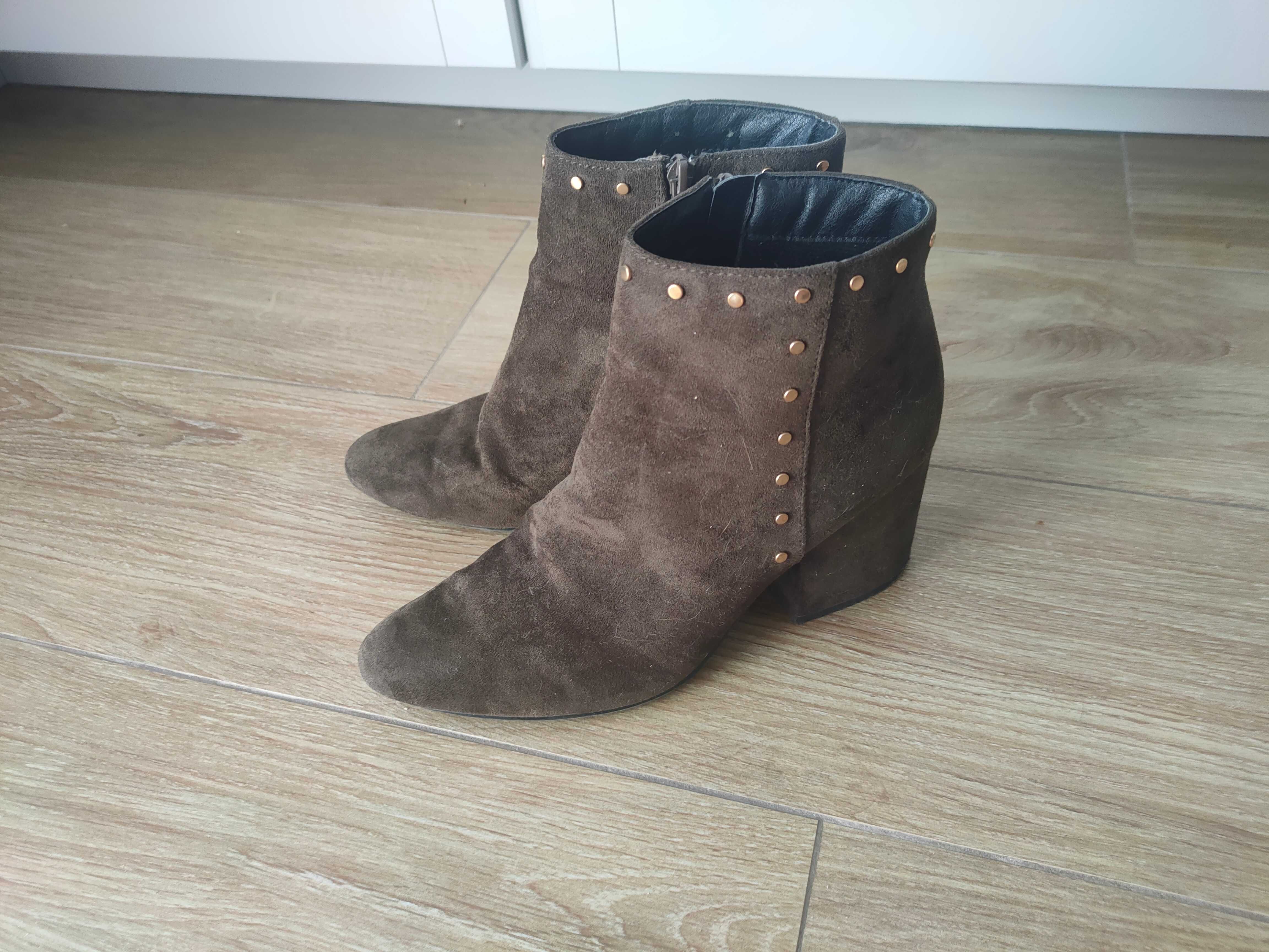 Zamszowe, brązowe botki DeeZee