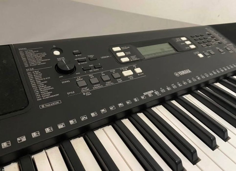 Teclado Yamaha PSR-E373