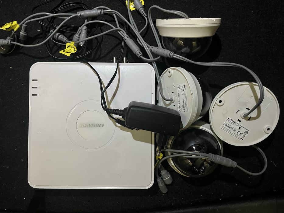 комплект відеоспостереження Hikvision з жорстким диском 500Гб