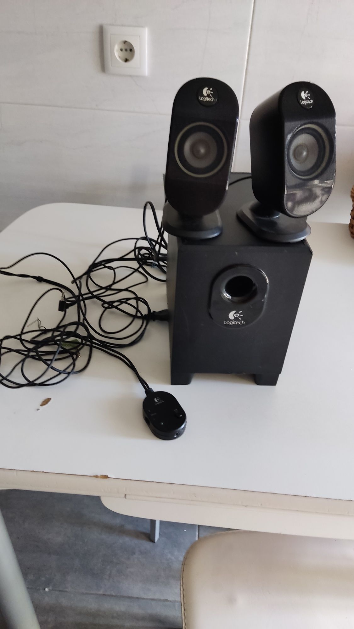 Subwoofer Logitech com 2 colunas