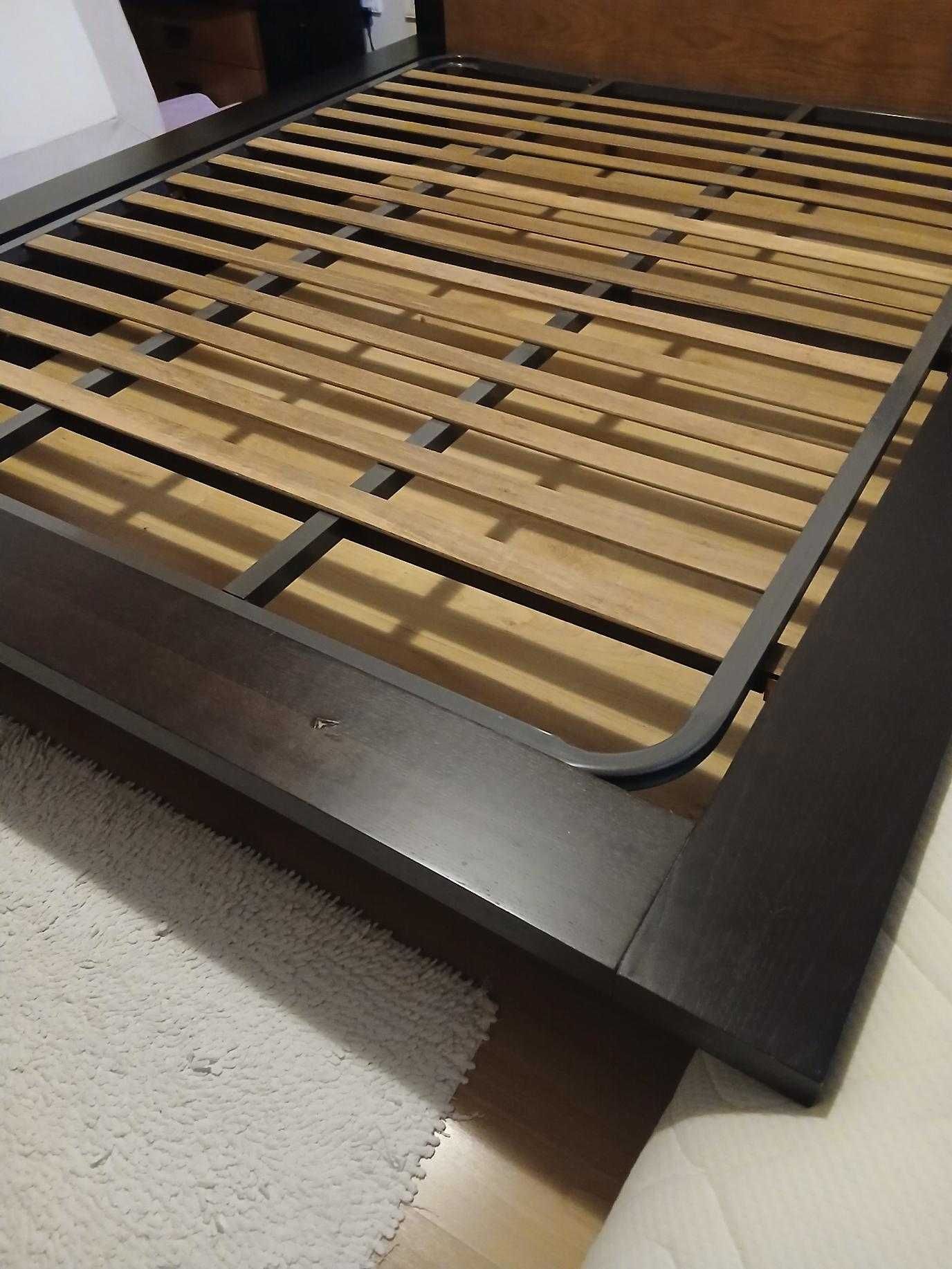 Cama de casal em bom estado