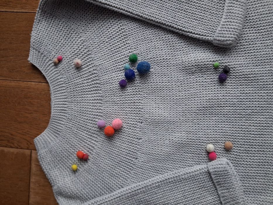 Sweter z pomponikami Zara 104