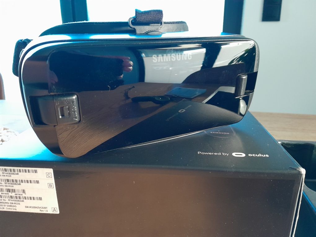 Sprzedam Samsung Oculus Gear VR z kontrolerem.