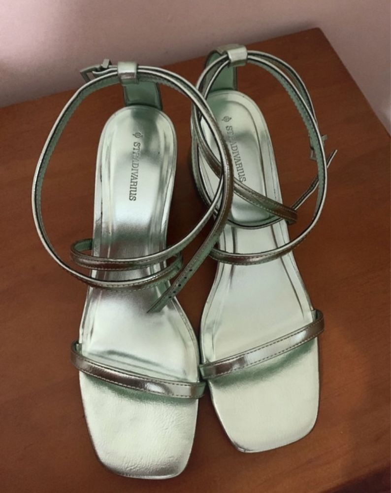 Sandálias verdes STRADIVARIUS