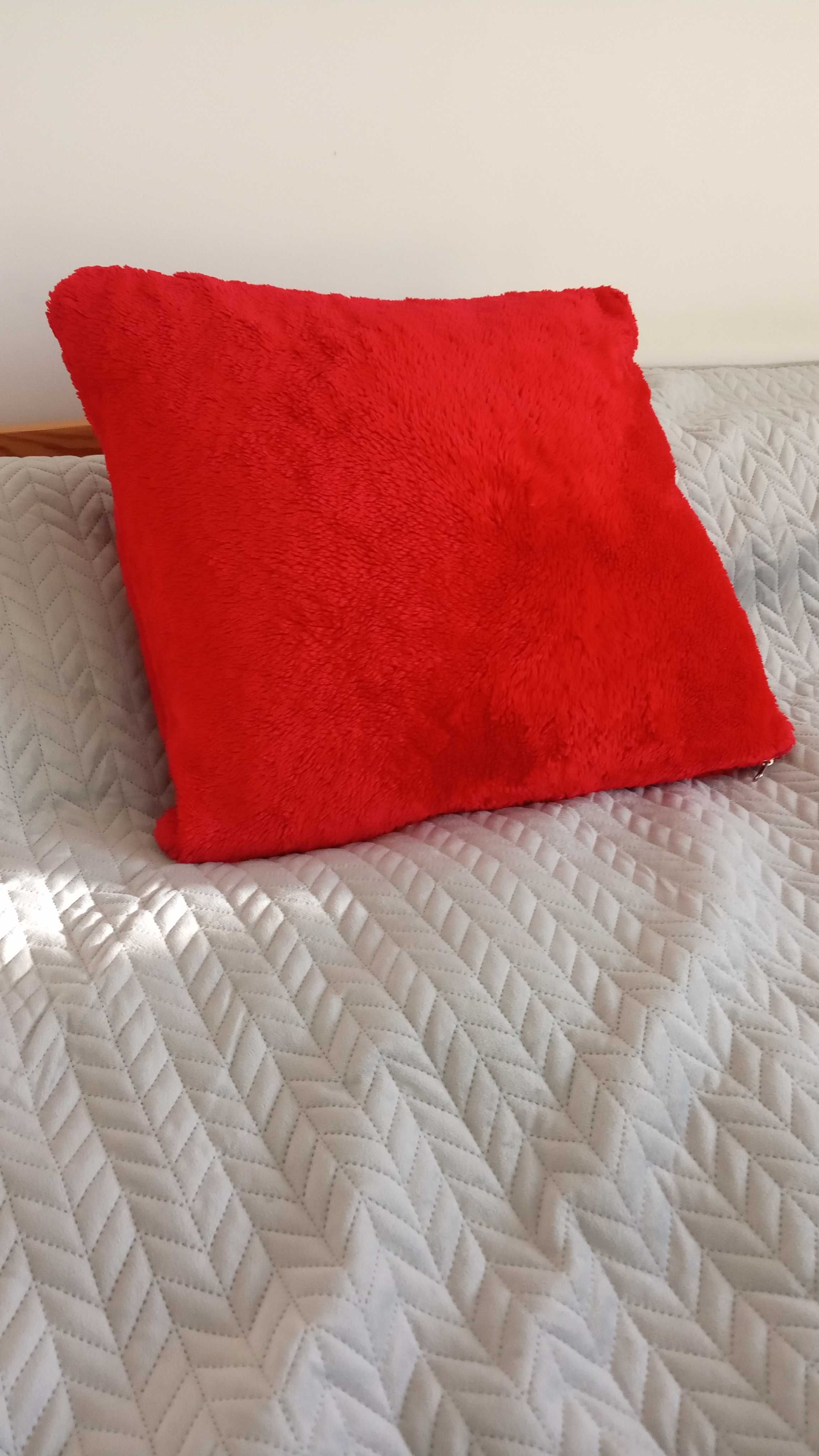 Puchata czerwona poduszka 60x60